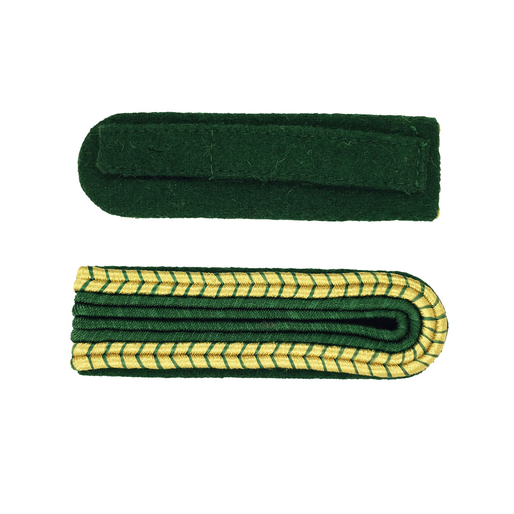 Schulterstücke vierstreifig innen grün außen gold auf grünem Filz Vierstreifige Schulterstücke mit goldfarbiger Außensoutache, grünem National und grüner Innensoutache auf grünem Filz; Vorderseite und Rückseite mit Lasche sind abgebildet.