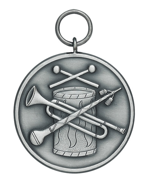 Medaille Spielmannszug mit Trommel, Trompete und Schlägeln Medaille Spielmannszug in altsilberner Optik mit Öse und Ring, rundes Motiv mit Trommel, Trompete, Querflöte, Schlägeln und Zierquaste