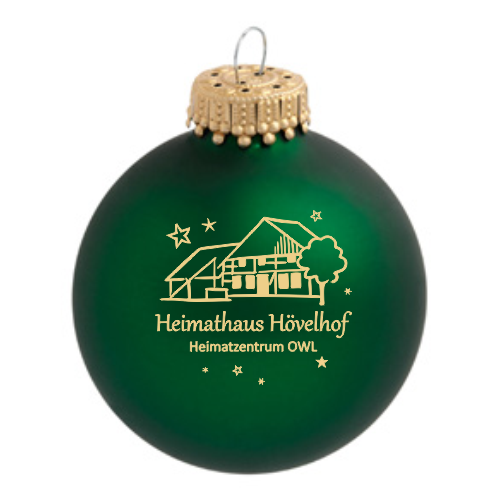 Hövelhof Heimathaus Weihnachtskugel aus grünem Glas mit Motiv Heimathaus Hövelhof Grüne Weihnachtskugel aus Glas mit goldfarbenem Aufdruck des Heimathauses Hövelhof, Schriftzug Heimathaus Hövelhof Heimatzentrum OWL und kleinen Sternen