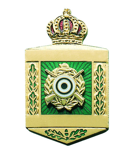 Abzeichen mit Schützenemblem und Krone, vergoldet mit Scharniernadel Abzeichen mit Schützenemblem und Krone, vergoldet mit Scharniernadel