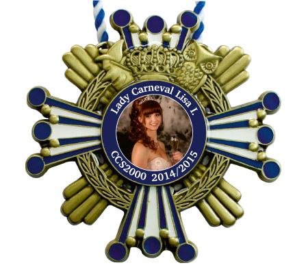 Karnevalsorden Bronze mit Ehrenkranz und Krone in Blau/Weiß – Vorderansicht Karnevalsorden in Antikbronze mit Ehrenkranz, Krone und blau-weißen Strahlen. Mittig ein Frauenporträt mit der Aufschrift „Lady carneval Lisa I.“ und „CCS2000 2014/2015“. Oben eine blau-weiße Kordel.