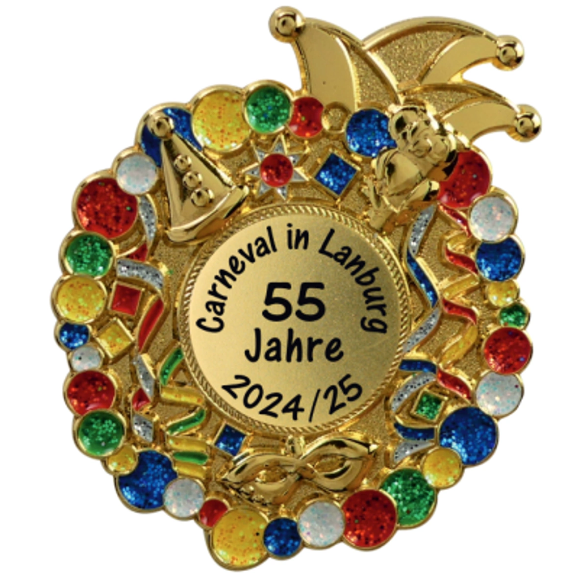 Goldfarbener Karnevalspin mit Narrenkappe, Masken und bunten glitzernden Kreisen sowie Luftschlangen als Rahmen. Das runde Mittelfeld trägt einen schwarzen Jubiläumsdruck mit „55 Jahre“ und „2024/25“. Vorderansicht auf weißem Hintergrund., Karnevalsorden,