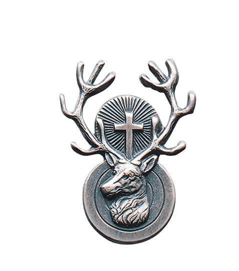 Abzeichen altsilber mit langer Nadel, Hirschkopf mit Geweih und Kreuz Abzeichen in Altsilber mit Hirschkopf auf rundem Untergrund, darüber ein Geweih und ein Kreuz vor strahlenförmigem Hintergrund, mit langer Nadel zum Anstecken