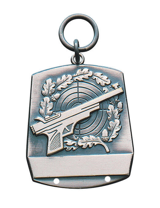 Anhänger mit Öse und Ring, Schützenmotiv mit Zielscheibe und Gewehr Anhänger für Schützen mit Öse und Ring, reliefartigem Motiv aus Zielscheibe, Gewehr und Eichenlaub sowie freiem Gravurfeld unten und zwei Bohrungen für eine Jahresspange
