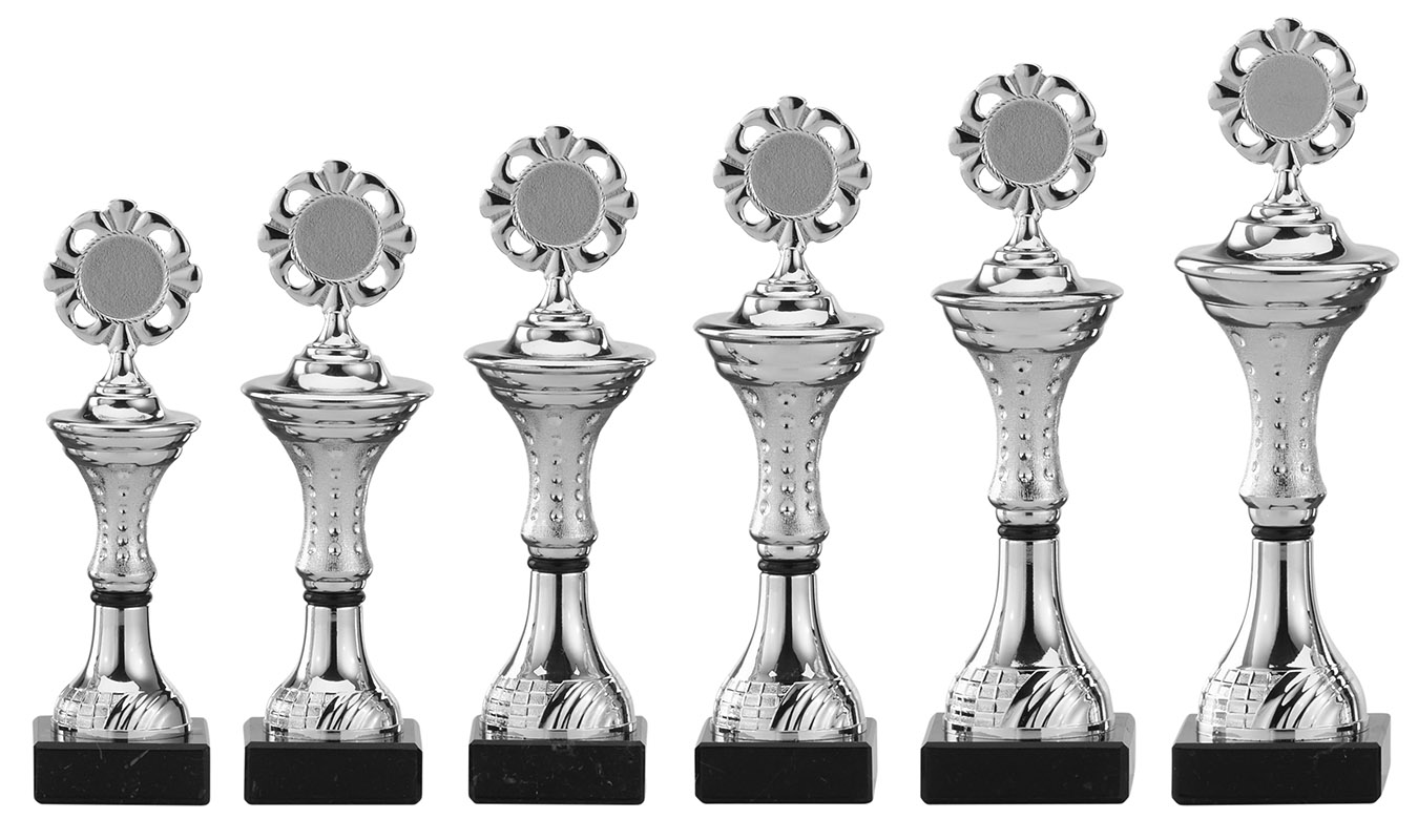 Ständer mit silbernem Kelch als 6er Serie auf schwarzem Marmorsockel Sechs Ständer mit silbernem Kelch als Serie, jeweils mit silberfarbener Kunststofffigur, rundem Emblemhalter oben, schwarzem Zwischenelement und schwarzem Marmorsockel.