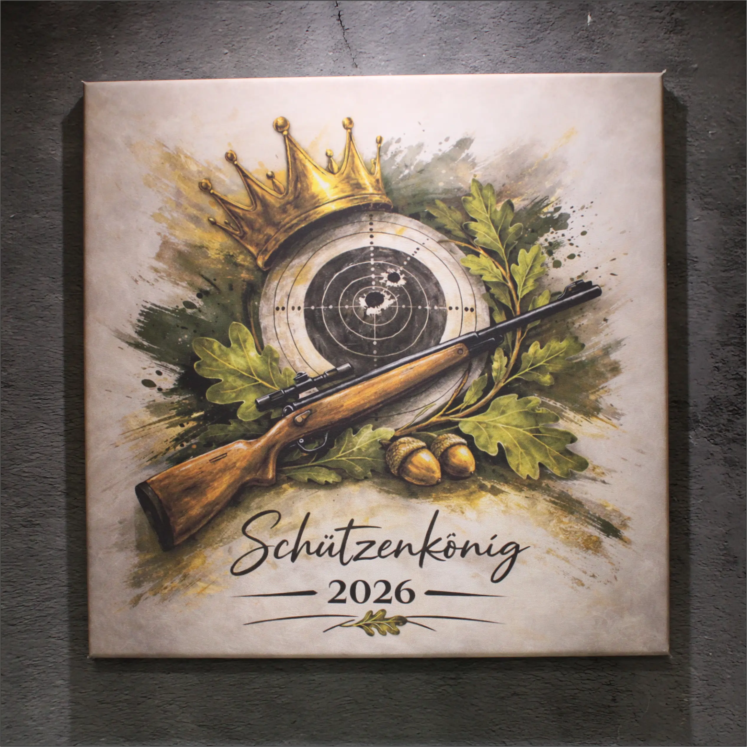Leinwand Schützenkönig personalisierbar mit Krone, Zielscheibe und Gewehr Personalisierbare Leinwand Schützenkönig mit Motiv aus goldener Krone, Zielscheibe, Gewehr, Eichenlaub und Eicheln sowie dem Schriftzug Schützenkönig 2026 auf hellem Hintergrund
