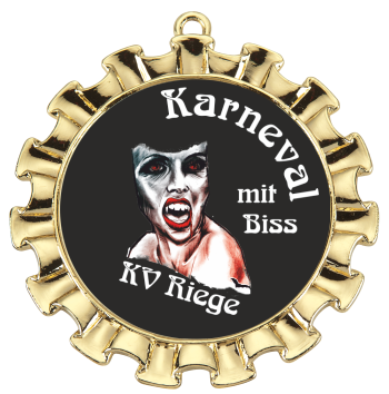 Medaille mit feinen Rüschen in Gold mit Karneval-Motiv und Öse Goldfarbene Medaille mit feinen Rüschen und Öse, mittig ein schwarzes Emblem mit Vampirgesicht sowie den Schriftzügen „Karneval“, „mit Biss“ und „KV Riege“.