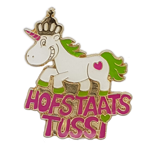 Hofstaatstussi-Abzeichen mit Einhorn und Schriftzug Hofstaatstussi-Abzeichen in Goldoptik mit weißem Einhorn, grüner Mähne, Krone und pinkem Schriftzug „Hofstaats Tussi“