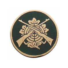 Abzeichen bronze mit langer Nadel, rund mit gekreuzten Gewehren, Schießscheibe und Eichenlaub Rundes bronzefarbenes Abzeichen mit langer Nadel, dunkelgrüner Fläche sowie Motiv aus gekreuzten Gewehren, Schießscheibe und Eichenlaub