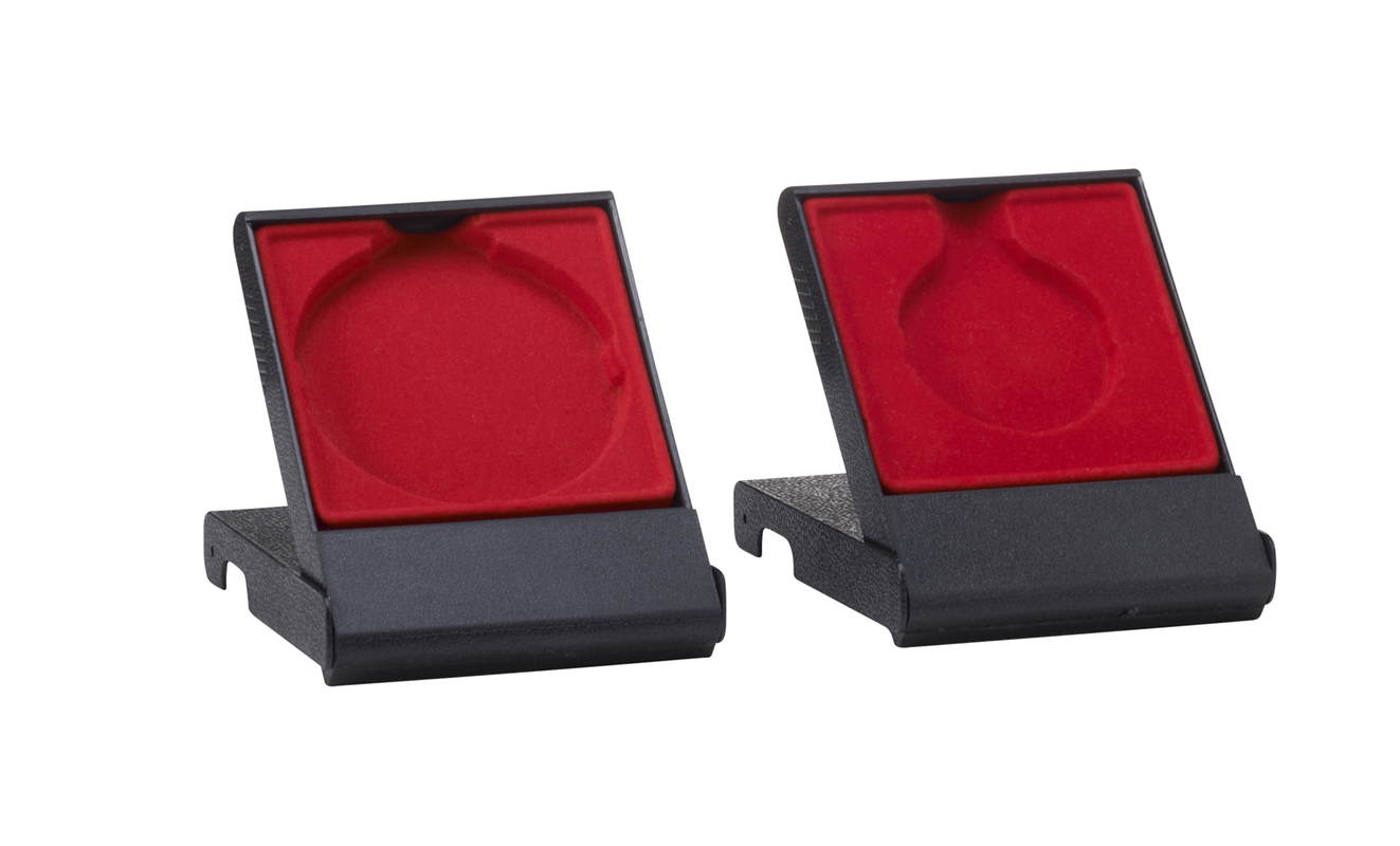 Etui Rot für Medaillen mit roter Einlage in zwei Ausführungen Zwei geöffnete Medaillenetuis in Schwarz mit roter Einlage, links mit runder Aussparung für eine Medaille und rechts mit geformter Aussparung für eine Medaille mit Bandaufhängung.
