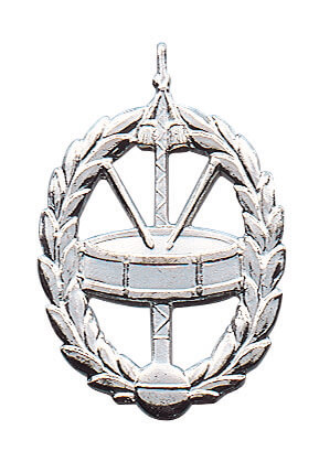 Abzeichen mit langer Nadel, Kranzmotiv mit Trommel Abzeichen vergoldet mit langer Nadel in Kranzform mit Trommel und stilisiertem Emblem im Zentrum