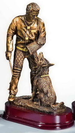 Resinfigur Figurant mit Schutzhund / Höhe 300 mm Resinfigur Figurant mit Schutzhund / Höhe 300 mm