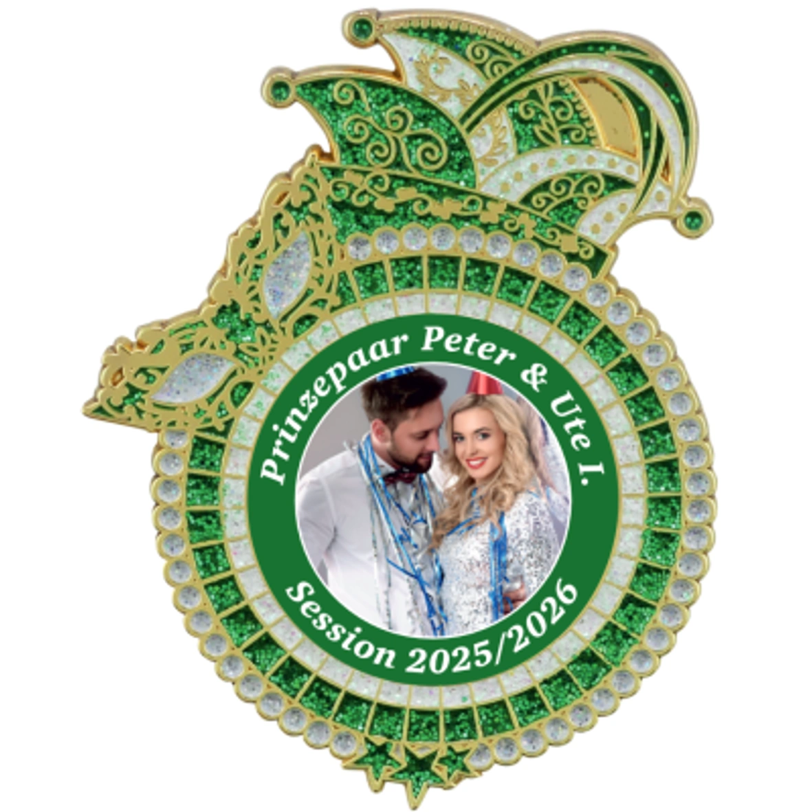 Karnevalspin Große Narrenkappe Grün-Weiß mit Rundrahmen und Prinzenpaar-Fotodruck Goldfarbener Karnevalspin mit grün-weißer Narrenkappe, ornamentiertem Rundrahmen und hellen Glitzerakzenten. Mittig ein Paarfoto mit der Aufschrift „Prinzenpaar Peter & Ute I.“ und „Session 2025/2026“ auf grünem Grund., Karnevalsorden, grün-gold, Jokerhut