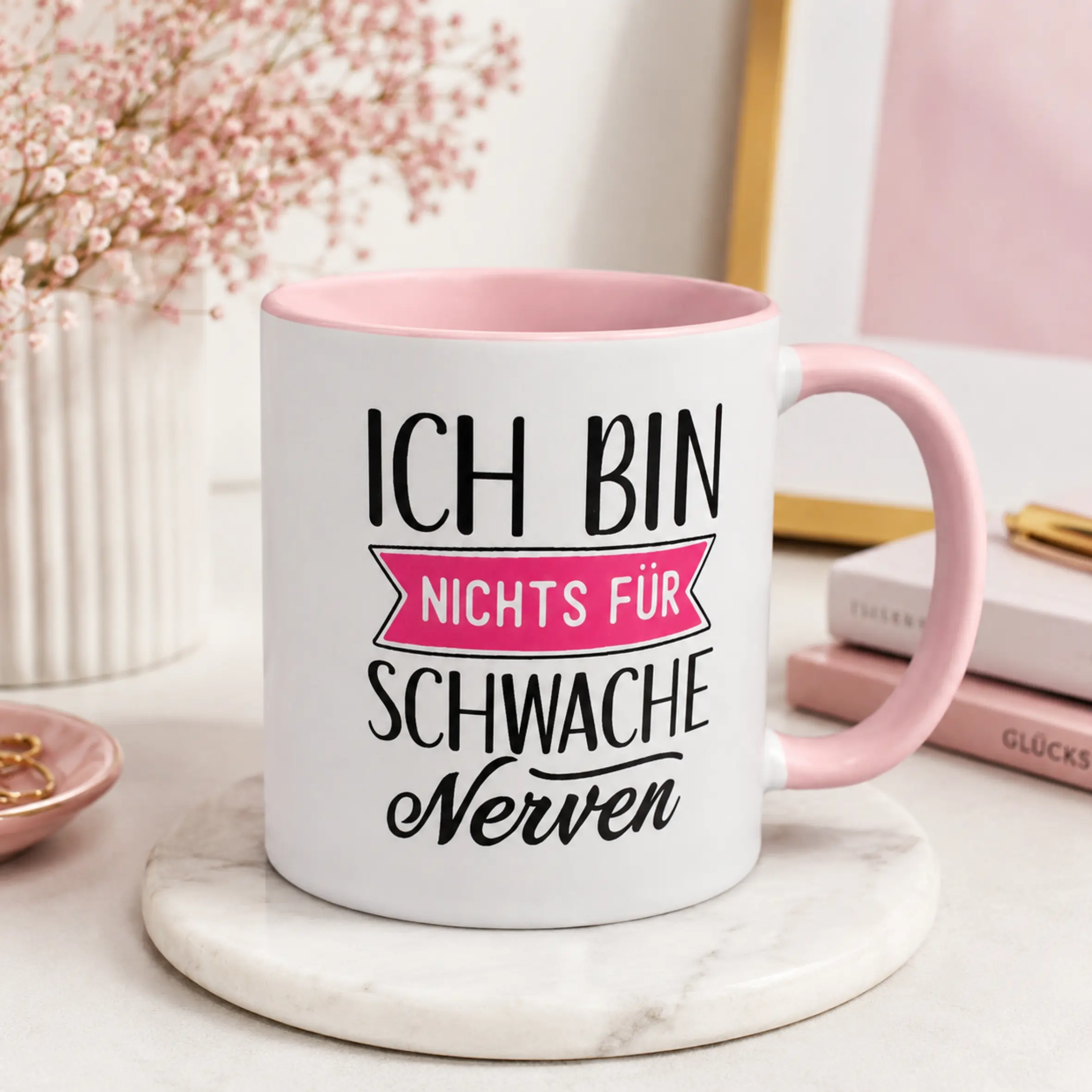 Tasse Ich bin nichts für schwache Nerven, weiß mit rosa Henkel und Innenseite Weiße Tasse mit rosa Innenseite und rosa Henkel, bedruckt mit dem Spruch „Ich bin nichts für schwache Nerven“ in schwarzer und pinker Schrift.