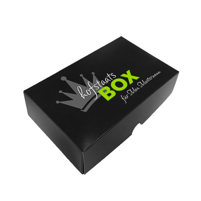 Hofstaatsbox A schwarze Geschenkbox mit Kronenmotiv und persönlichem Schriftzug Schwarze Hofstaatsbox A mit glatter Oberfläche, Kronenmotiv auf dem Deckel und Aufdruck „hofstaats BOX für Max Mustermann“.