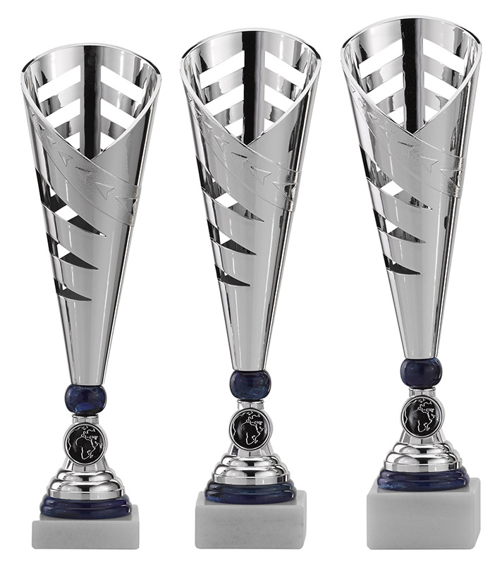 Ständer Silber mit länglichen Aussparungen in drei Größen mit blauem Element und Marmorsockel Drei silberfarbene Ständer mit länglichen Aussparungen, blauem Zierelement, rundem Emblem und hellem Marmorsockel in unterschiedlichen Größen.