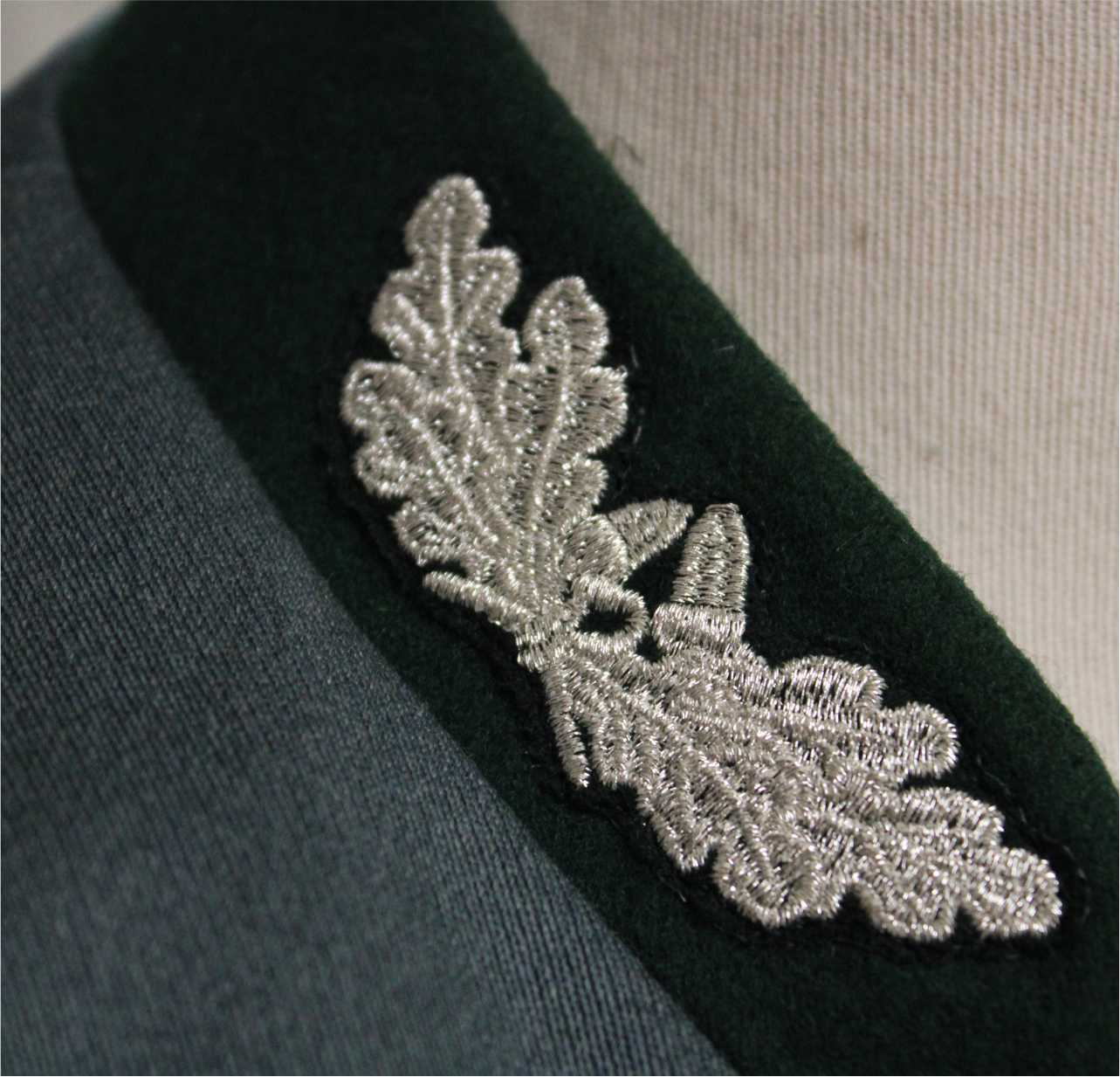 Eichenlaub Paderborn Kragenspiegel gestickt ein Paar Frabe: Gold Eichenlaub Paderborn Kragenspiegel gestickt ein Paar Frabe: Gold