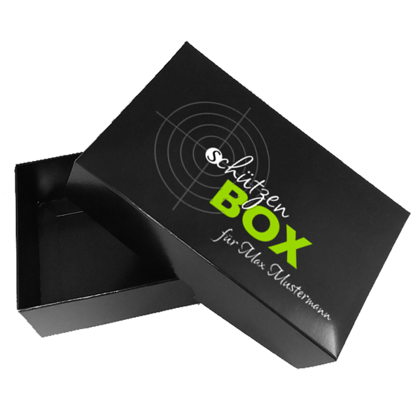 Schützenbox C, schwarze Geschenkbox mit Schützenmotiv und personalisiertem Schriftzug Geöffnete schwarze Schützenbox C mit glatter Oberfläche, Schützenmotiv auf dem Deckel und personalisiertem Schriftzug „für Max Mustermann“.