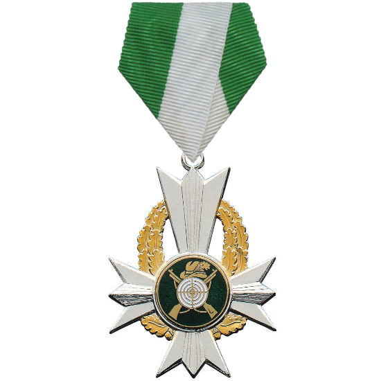 Länglicher Orden versilbert mit Zielscheibe und Gewehren, grün-weißes Banddreieck Länglicher, versilberter Orden mit sternförmigem Kreuz, goldenem Eichenlaubkranz und runder Auflage mit Zielscheibe und Gewehren, an einem grün-weißen Banddreieck befestigt