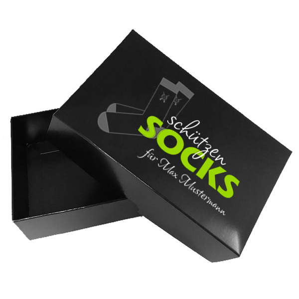 Schützensocken Geschenkbox personalisiert in Schwarz mit Schützensocken-Motiv Schwarze Geschenkbox mit glatter Oberfläche und aufgedrucktem Schützensocken-Motiv auf dem Deckel, personalisiert mit dem Schriftzug für Max Mustermann, für 3 Paar Schützensocken nach Wahl.
