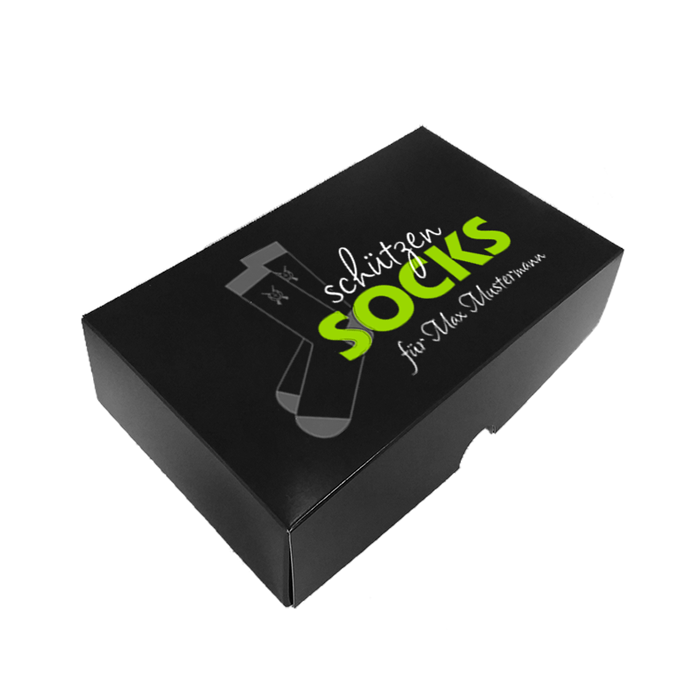Schützensocken Geschenkbox personalisiert in Schwarz mit Sockenmotiv Schwarze Geschenkbox für Schützensocken mit glatter Oberfläche, Sockenmotiv auf dem Deckel und personalisiertem Schriftzug „für Max Mustermann“, befüllt mit 3 Paar Schützensocken nach Wahl