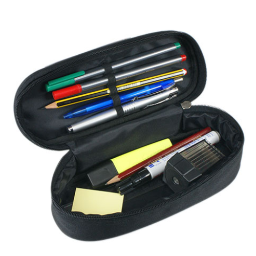 Stiftebox Fußball als schwarzes Reißverschluss-Etui mit Inhalt Schwarze Stiftebox Fußball als ovales Reißverschluss-Etui, geöffnet mit Gummischlaufen und Fächern für Stifte, Marker, Notizzettel, Bleistift, Spitzer und Radiergummi.