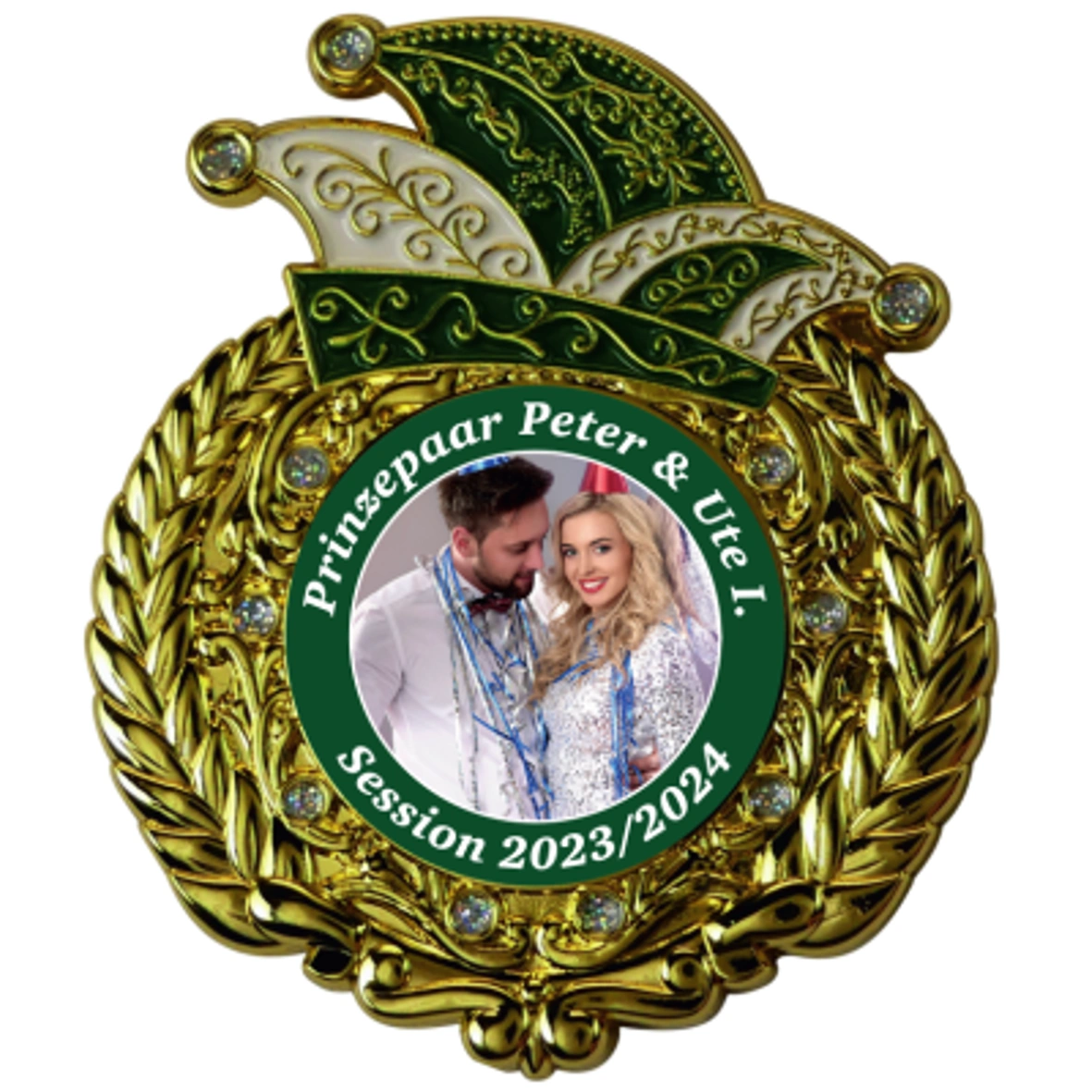 Karnevalspin in Vorderansicht mit grün-weißer Narrenkappe, goldfarbenem Zierkranz und funkelnden Zierelementen. Das runde Mittelfeld zeigt ein Paarfoto mit der Aufschrift „Prinzenpaar Peter & Ute I.“ und „Session 2023/2024“., Karnevalsorden, Narrenkappe,