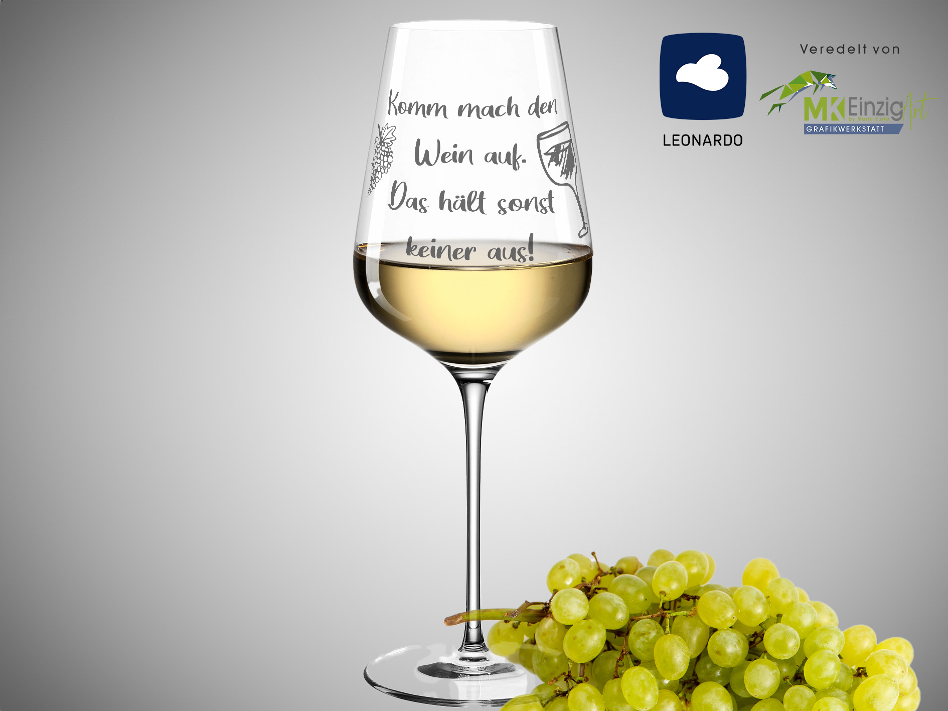 Weißweinglas mit Spruch Komm mach den Wein auf Weißweinglas mit Spruch Komm mach den Wein auf