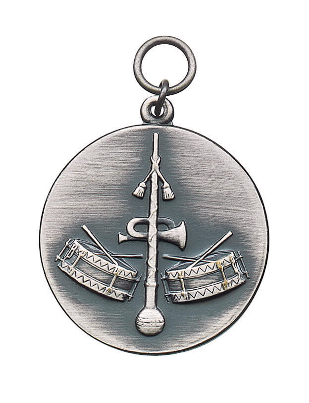 Medaille mit Öse und Ring, Motiv Trommeln und Trompete Runde Medaille mit Öse und Ring in silberfarbener Metalloptik, mit erhabenem Motiv aus zwei Trommeln, Trompete und Stab als Musikermedaille für Orchester und Spielmannszug