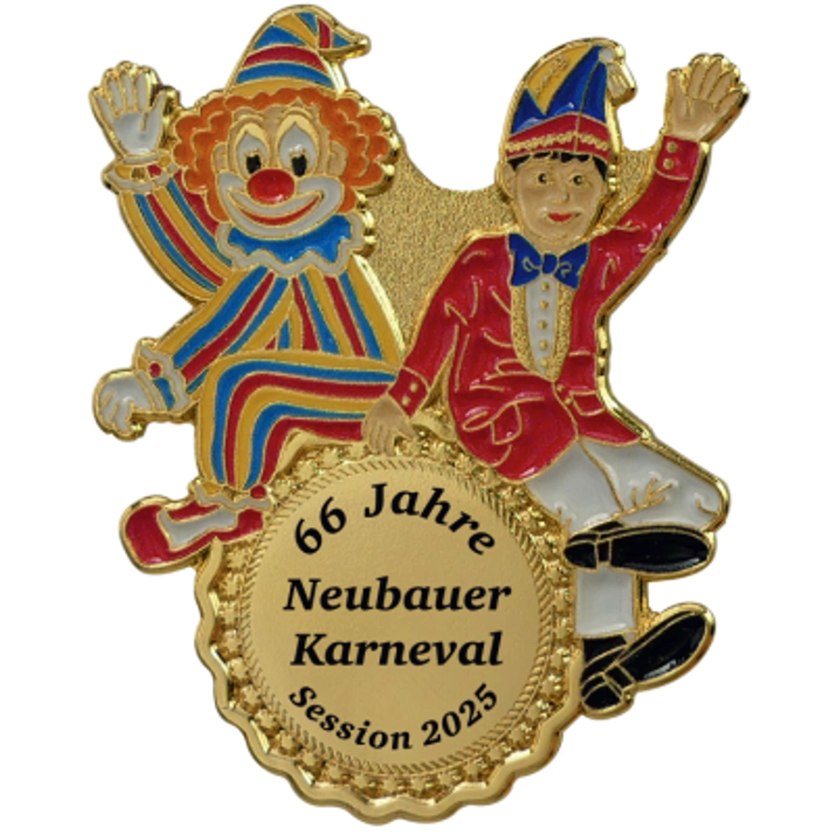 Karnevalspin mit goldfarbenen Konturen: links ein bunt gestreifter Clown, rechts ein Narr in roter Jacke, beide winkend. Darunter ein rundes, goldfarbenes Feld mit schwarzem Druck „66 Jahre Neubauer Karneval Session 2025“., Karnevalsorden, Emaille-Abzeich