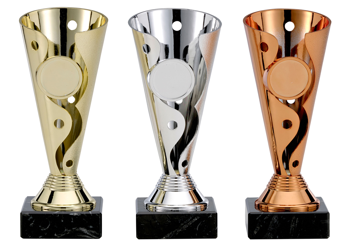 Ständer mit Aussparungen in Wellenform Komplette S in Gold, Silber und Bronze Drei Kunststoffständer mit Aussparungen in Wellenform der Serie Komplette S, jeweils mit rundem Emblemfeld und schwarzem Marmorsockel, in goldfarbener, silberfarbener und bronzefarbener Ausführung.