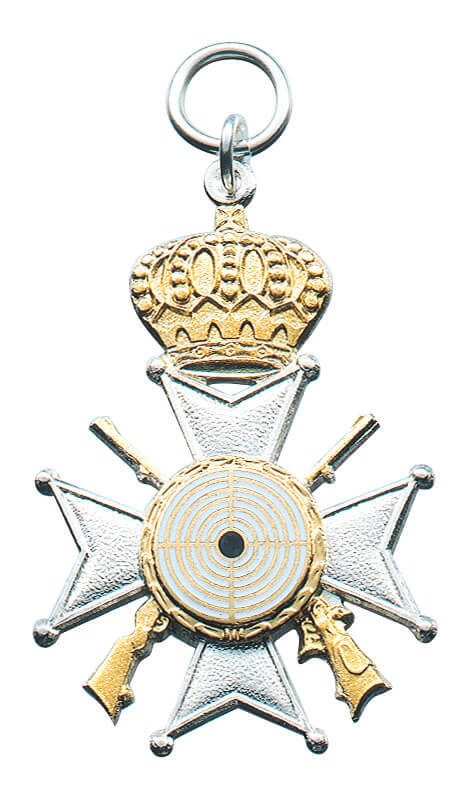 Orden mit Krone und Gewehren, silbernes Kreuz mit goldener Krone und Zielscheibe Orden mit Krone und Gewehren in Kreuzform, silbern mit goldener Krone, gekreuzten Gewehren und runder weißer Zielscheibe in der Mitte, mit Öse und Ring zum Befestigen