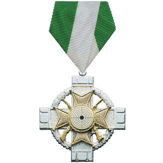 Orden mit Goldauflage und Zielscheiben-Motiv am grün-weißen Banddreieck Orden mit Goldauflage in Kreuzform, versilberter Grundkörper mit goldfarbener Zielscheiben-Auflage, Öse und Ring sowie grün-weißem Banddreieck