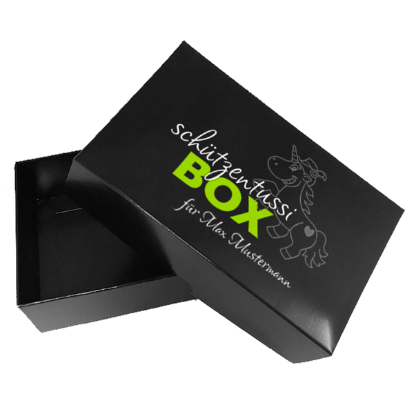 Schützentussibox schwarze Geschenkbox mit Schützentussi-Motiv Geöffnete schwarze Schützentussibox mit glatter Oberfläche; auf dem Deckel Schützentussi-Schriftzug, großes grünes „BOX“, Widmung „für Max Mustermann“ und gezeichnetes Einhorn-Motiv.