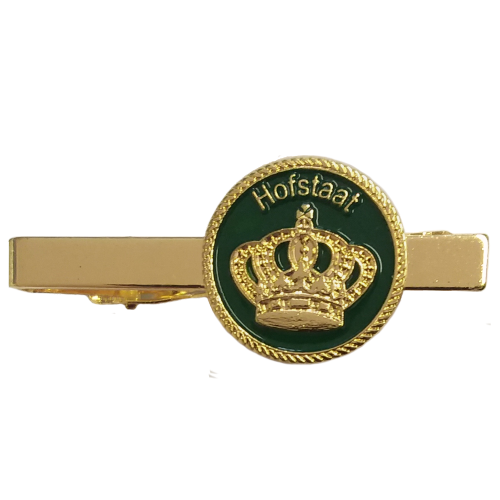 Krawattenspange Hofstaat vergoldet mit Kronenmotiv Vergoldete Krawattenspange „Hofstaat“ mit rundem Emblem in Grün und goldfarbener Krone, mittig auf einem schmalen Krawattenschieber angebracht
