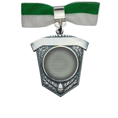 Altsilber-Orden mit grün-weißer Stoffschleife und Gravur Jahr Altsilber-Orden mit Öse und Ring, runder Gravurfläche mit Jahr sowie grün-weißer Stoffschleife mit Sicherheitsnadel als Aufhänger