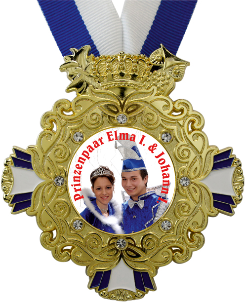 Prinzenpaar-Orden Blau/Weiß mit 3D-Prägung, Glitzersteinen und Fotomotiv Goldfarbener Prinzenpaar-Orden in Vorderansicht mit blau-weißem Halsband, Reliefverzierungen, Krone und acht Glitzersteinen. Das runde Mittelfeld zeigt ein Prinzenpaar in blau-weißer Karnevalskleidung und die rote Aufschrift „Prinzenpaar Elma I. & Johann