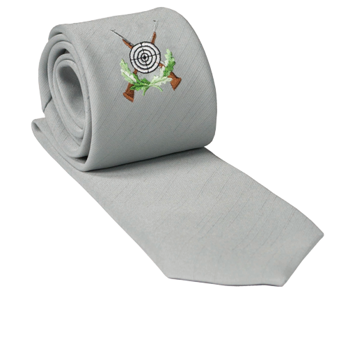 Schützenkrawatte Shantung in Hellgrau mit gesticktem Schützenmotiv Hellgraue Schützenkrawatte aus Shantung mit gesticktem Motiv aus Zielscheibe, Eichenlaub und gekreuzten Gewehren auf der Vorderseite