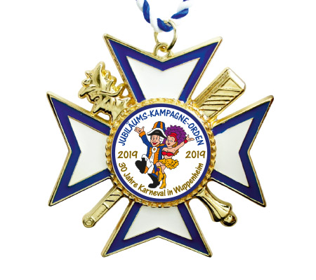 Karnevalsorden Blau/Weiß in spitzer Kreuzform mit rundem Karnevalsmotiv Karnevalsorden in spitzer Kreuzform mit blau-weißen Flächen und goldfarbenem Rand. Mittig ein rundes Motiv mit Karnevalspaar und Schriftzug, dahinter goldfarbene Zierelemente; oben eine blau-weiße Kordel.