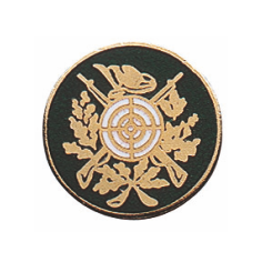 Abzeichen vergoldet ohne Befestigung, runde Auflage mit Eichenlaub und Emblem Runde vergoldete Auflage ohne Befestigung mit schwarzem Hintergrund, Eichenlaub, gekreuzten Gewehren und zentralem Emblem.