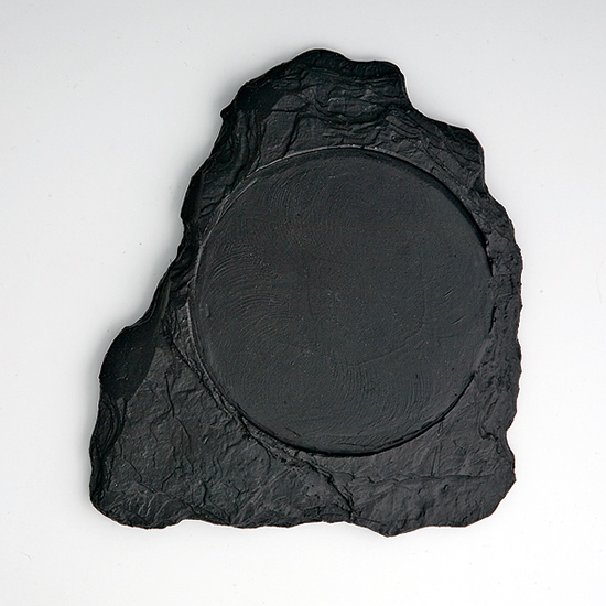 Schieferlook-Tafel für Emblem rund mit schwarzer Tafel und runder Emblemfläche Schwarze Ehrentafel in Schieferoptik aus Kunststoff mit unregelmäßiger Außenform und runder, glatter Fläche für ein personalisierbares Emblem