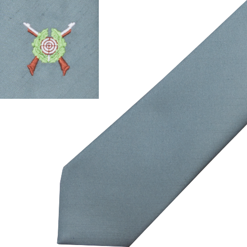 Schützenkrawatte aus Shantung mit gesticktem Schützenmotiv Schützenkrawatte aus Shantung in graublauer Optik mit gesticktem Motiv aus Zielscheibe, grünem Kranz und gekreuzten Gewehren am schmalen Krawattenende von EinzigArt