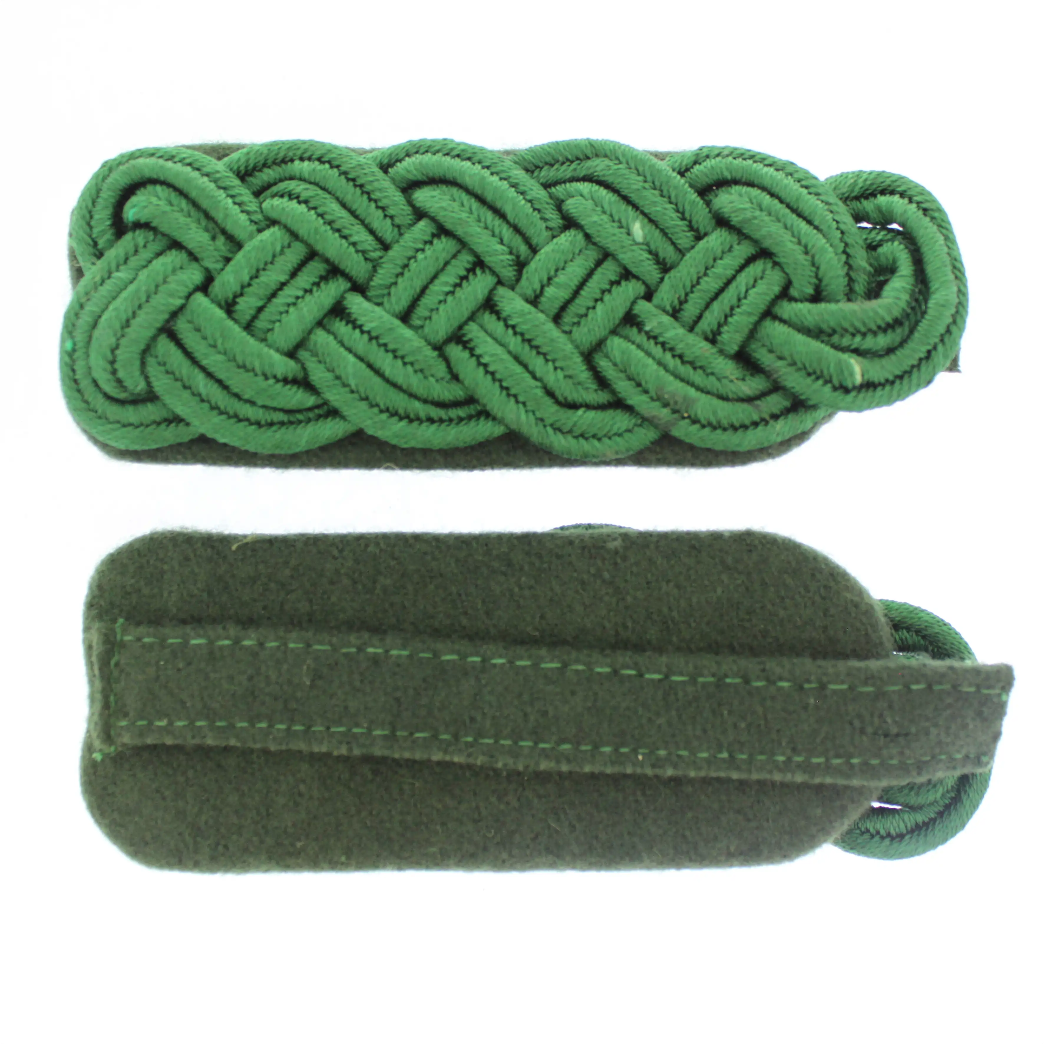 Majorsgeflecht 5-bogig grün auf grün mit Lasche Majorsgeflecht 5-bogig in Grün auf grünem Filz, mit geflochtenem Soutache auf der Vorderseite und Lasche auf der Rückseite
