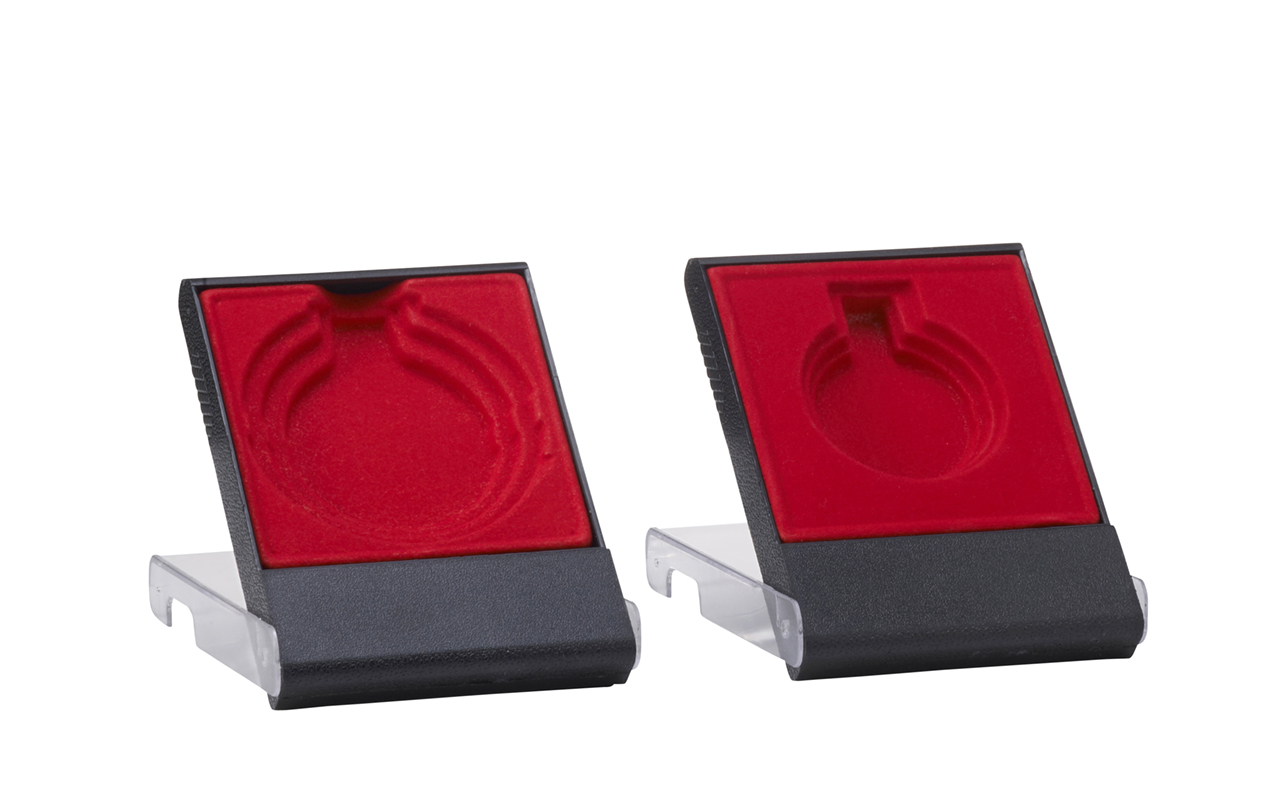 Variables Etui Rot für Medaillen, schwarz mit roter Einlage Zwei geöffnete Variables Etuis Rot für Medaillen mit schwarzem Kunststoffrahmen, transparenter Auflage und roter Einlage mit runder Aussparung für verschiedene Medaillengrößen