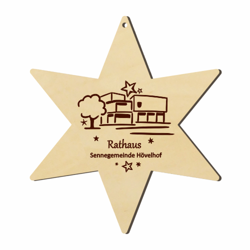 Hövelhof Rathaus Holzstern mit Gravur Sechszackiger Holzstern als Anhänger mit Lochung und gravierter Rathaus-Illustration sowie dem Schriftzug „Rathaus Sennegemeinde Hövelhof“.