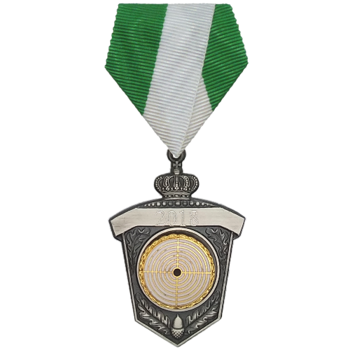 Altsilber-Anhänger Zielscheibe mit grün-weißem Band und Jahresgravur 2018 Altsilber-Anhänger Zielscheibe in Schildform mit goldfarbener Zielscheiben-Auflage, Krone, Gravur 2018 sowie grün-weißem Banddreieck mit Sicherheitsnadel.