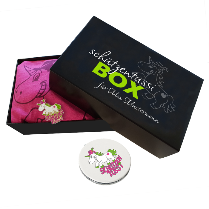 Schützentussibox mit schwarzer Geschenkbox, Schützentussi-Motiv und persönlichem Schriftzug Geöffnete Schützentussibox in Schwarz mit Aufdruck "Schützentussi BOX für Max Mustermann", pinkem Tussi-T-Shirt mit Einhornmotiv, Schützentussi-Abzeichen und rundem Kosmetikspiegel.