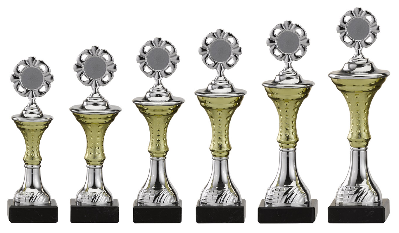 Ständer mit goldenem Kelch als 6er Serie mit silbernem Emblemhalter Sechs Ständer mit goldenem Kelch in abgestufter Größe, silbernem Emblemhalter oben und schwarzem Sockel als 6er Serie