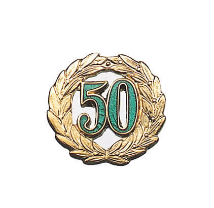 Abzeichen vergoldet mit Jubiläumszahl 50 im goldenen Ehrenkranz Vergoldetes Abzeichen mit rundem Ehrenkranz aus Blättern und farbiger Jubiläumszahl 50 in Grün auf hellem Grund, als sichtbares Jubiläumsabzeichen für Verein oder Schützenverein