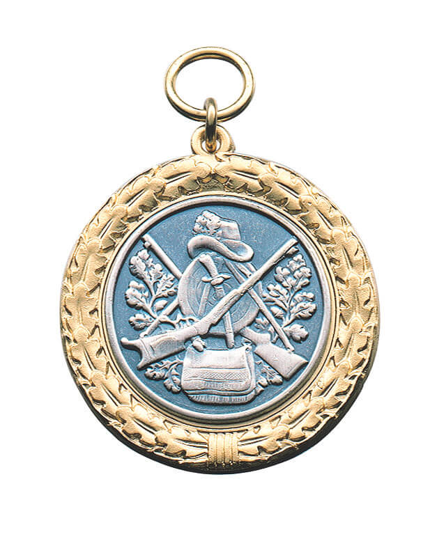 Anhänger mit Auflage vergoldet mit Eichenlaubkranz und Altsilber-Motiv Runder vergoldeter Anhänger mit Eichenlaubkranz, Öse und Ring. In der Mitte eine runde Altsilber-Auflage mit gekreuzten Gewehren, Hut, Tasche und Eichenlaub.